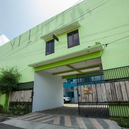 Reddoorz Syariah At Kartohardjo Madiun Hotel Kültér fotó