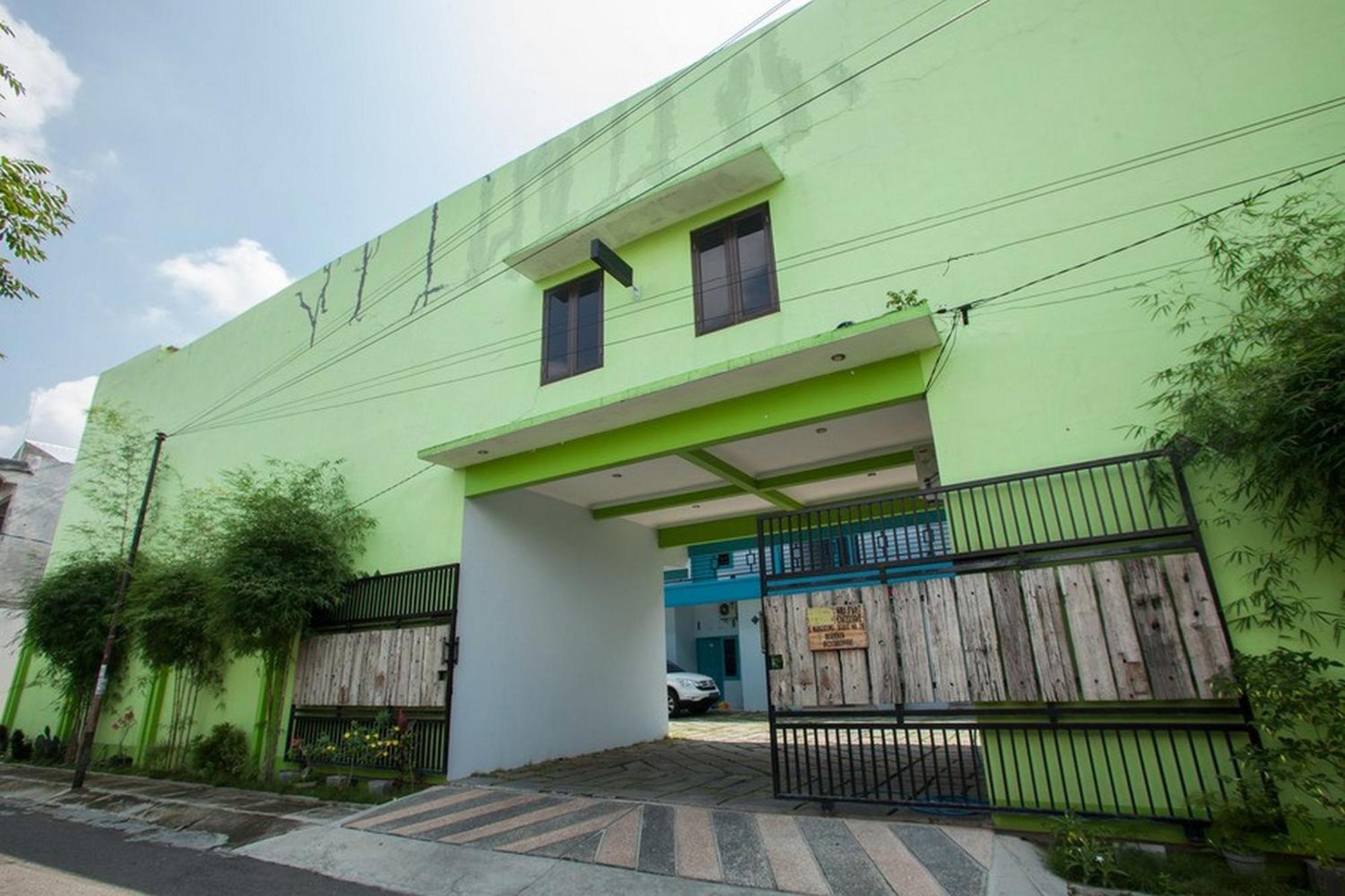 Reddoorz Syariah At Kartohardjo Madiun Hotel Kültér fotó